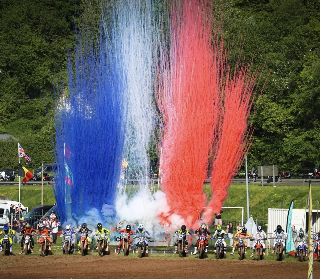 Jets pyrotechniques bleu, blanc et rouge lors du départ d’une course